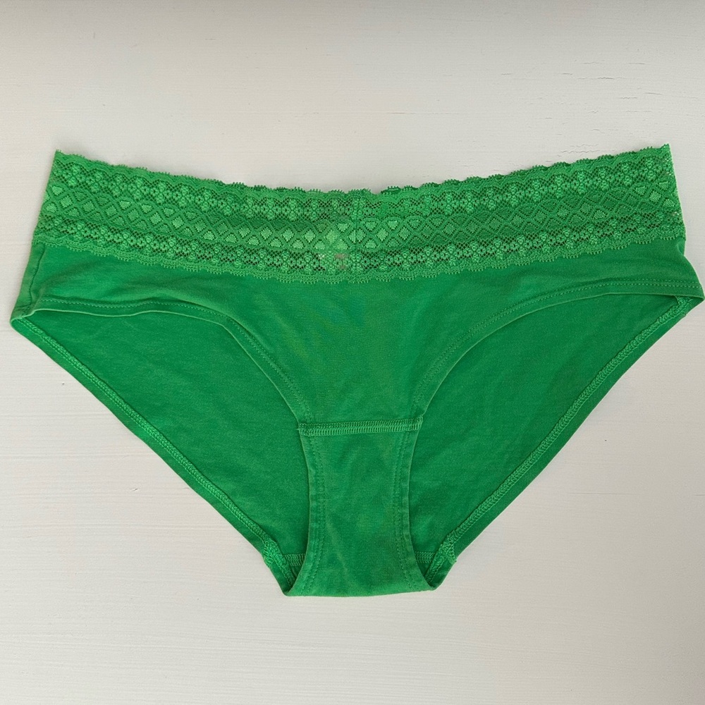 VICTORIA’S SECRET Low-Rise Hip Hugger Panty